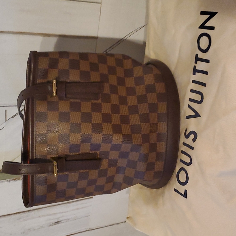 Authentic louis vuitton demier bucket bag in excellent condition!!
